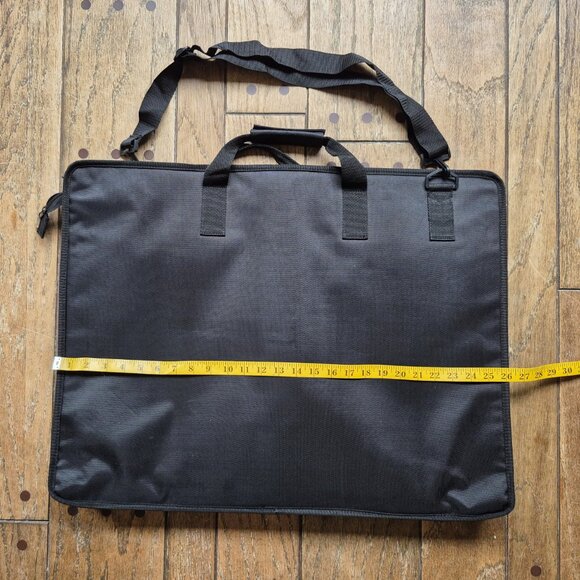 Art portfolio bag, 20" x 26" x 4" with adjustable shoulder strap, black - Picture 4 of 7